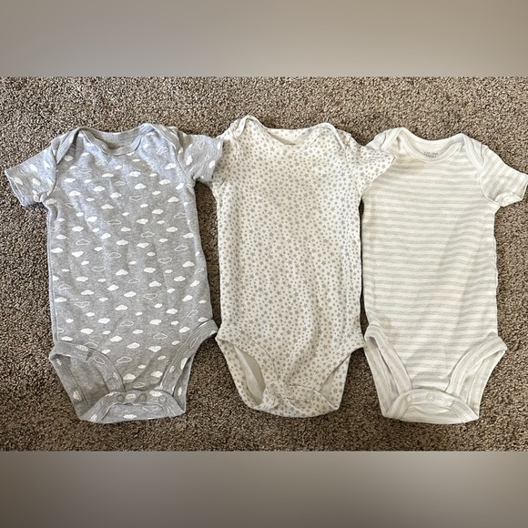 Assorted Baby Onesies Set - 12 pieces - Picture 8 of 10